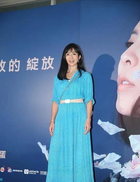 杨采妮一家4口为她庆生,她泪沟抢镜,双胞胎儿子颜值被老公拉垮