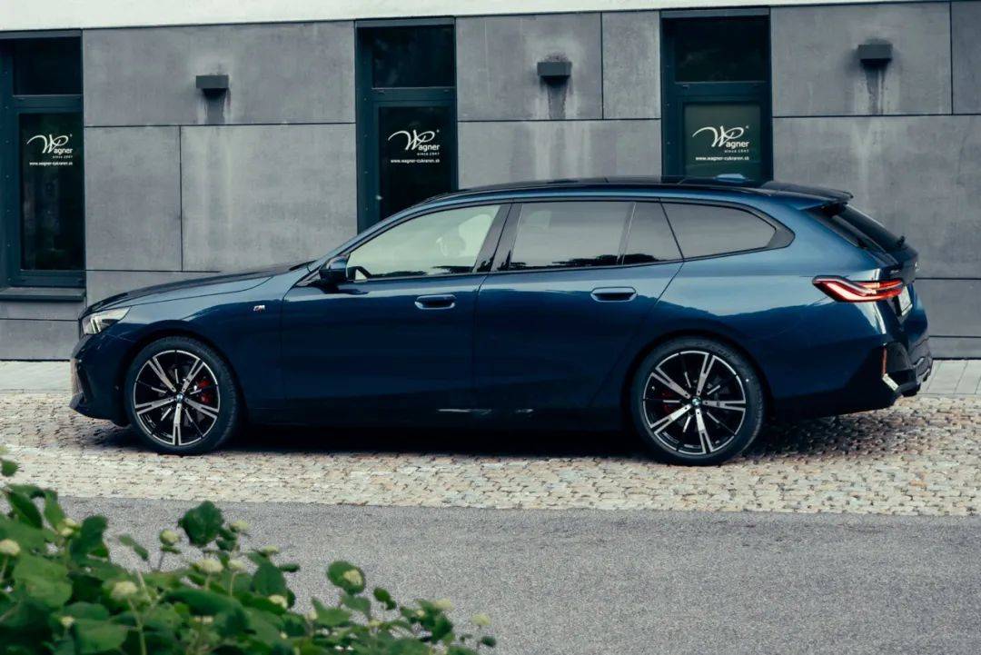 实拍量子蓝全新宝马5系旅行车,新商务豪华 出色实用性!