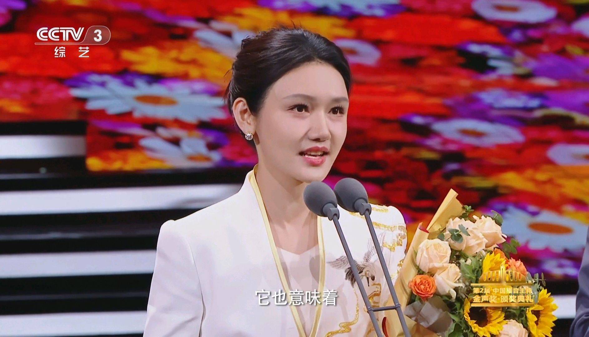 不过,由于每位播音员主持人的从业经历和文学素养有差距,开卷考试和