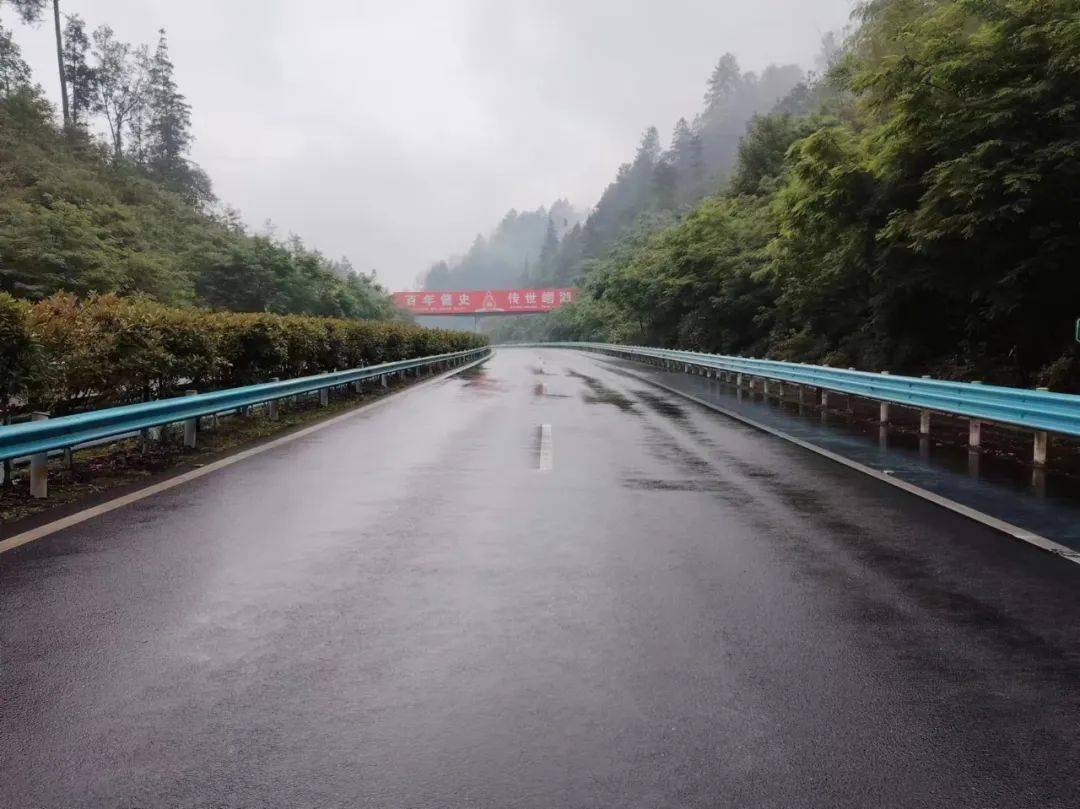 江习古高速寨坝路段习水往重庆方向,雨天路面积水蓉遵高速(仁遵段)新