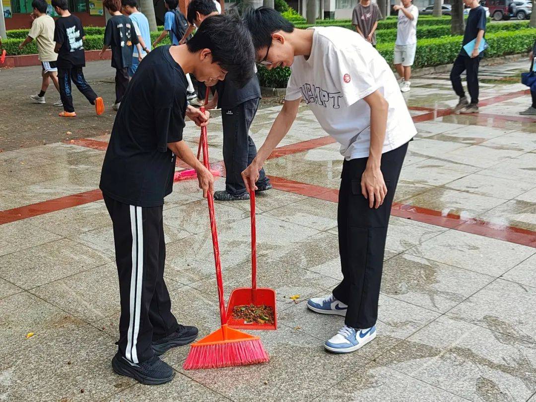 学生打扫校园图片图片