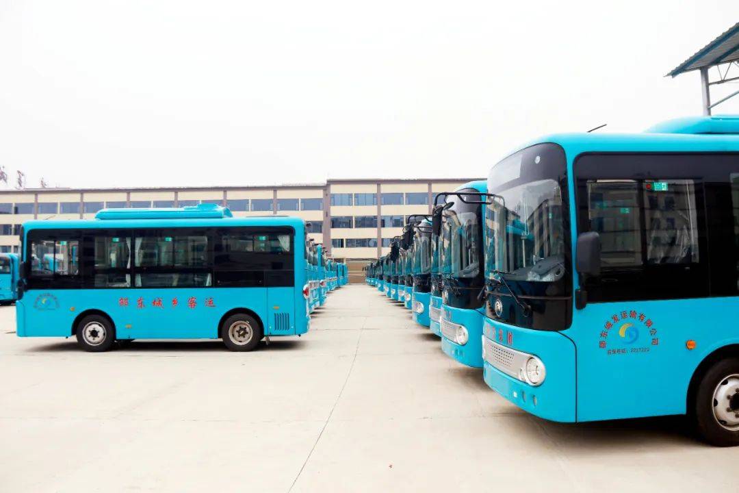 6月3日,在邵东城发运输公司临时过渡车站,120台崭新的纯电客车正停放
