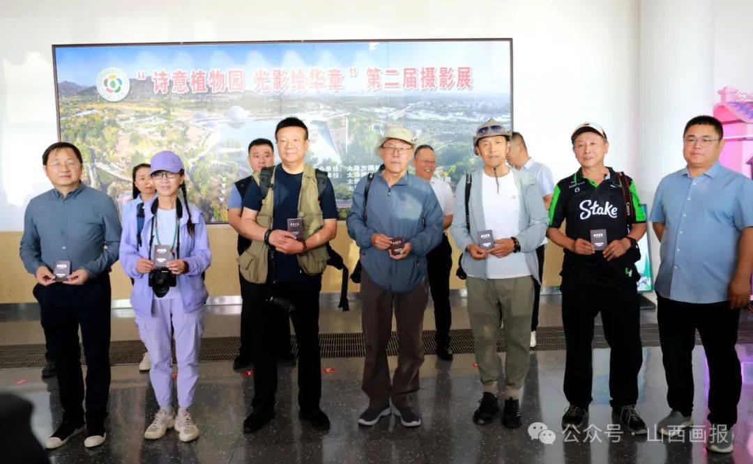 (左起)侯新加,安拉琴,王庆军,索建设,武跃钢,闫荣辉6人成为山西画报