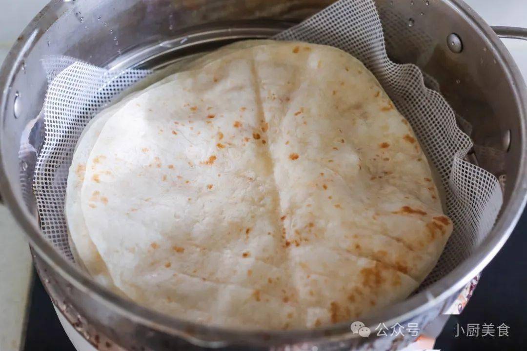 这个卷饼我家一直回购来着,特别好吃,口感很柔软劲道,凉了也不会发硬