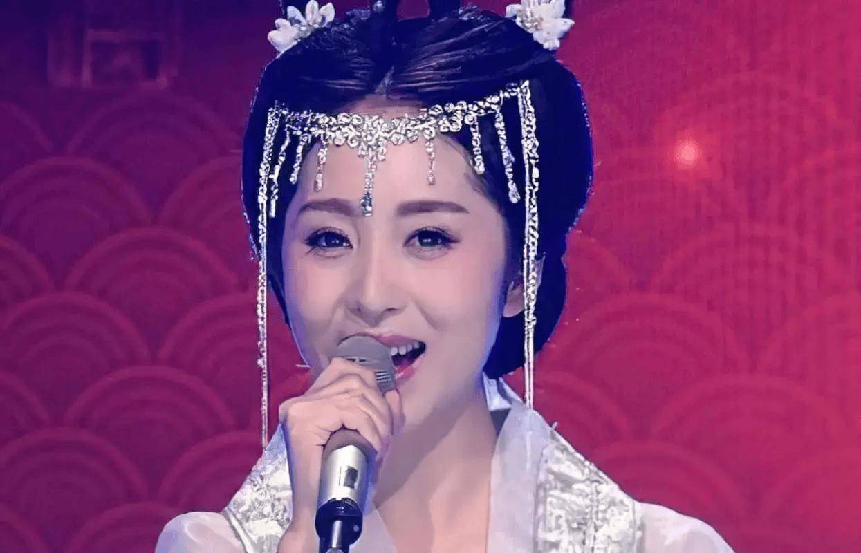 那是一场排练,郭津彤和云飞站在舞台上,四目相对的瞬间,仿佛有电流