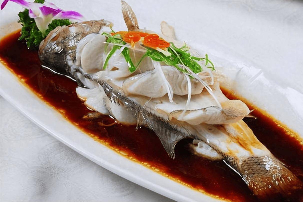 56 岁男子每天吃清蒸鲤鱼,坚持1年去体检,他的血脂水平咋样了?