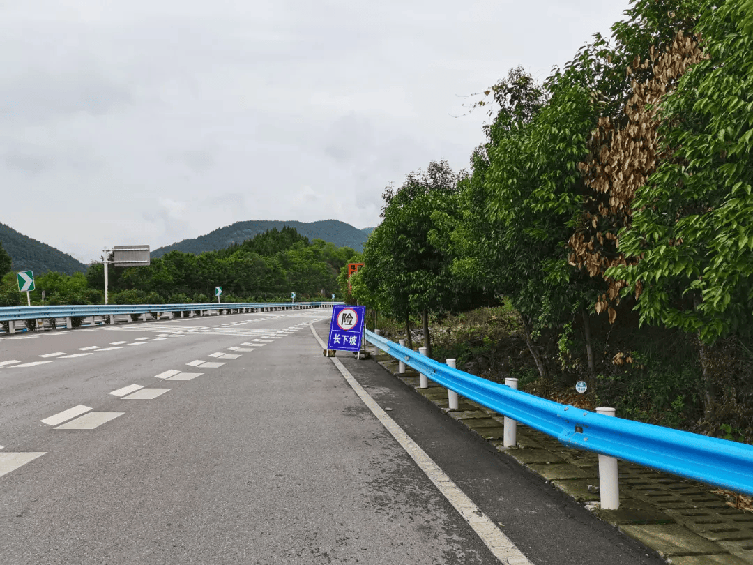 蓉遵高速(仁赤段)石巴子路段,急弯蓉遵高速(仁赤段)稻子田路段,急弯江