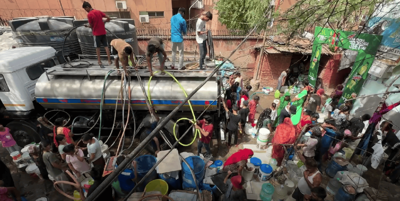 政府为运水车辆配备警卫 印度首都超50℃高温！为抢水而推搡打架