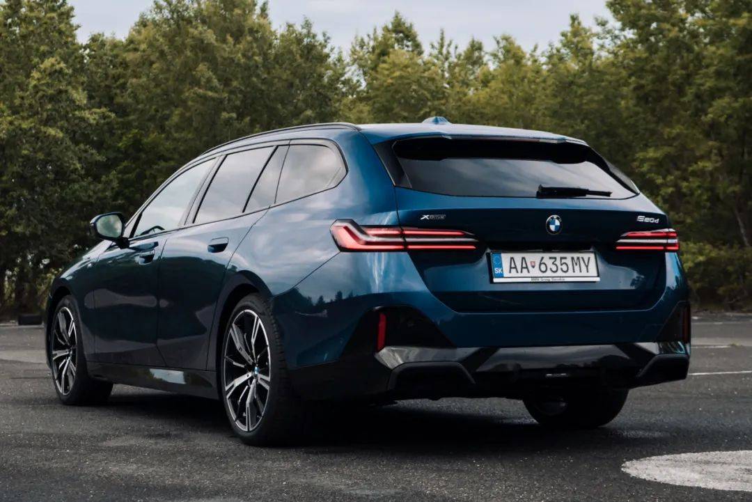 实拍量子蓝全新宝马5系旅行车,新商务豪华 出色实用性!