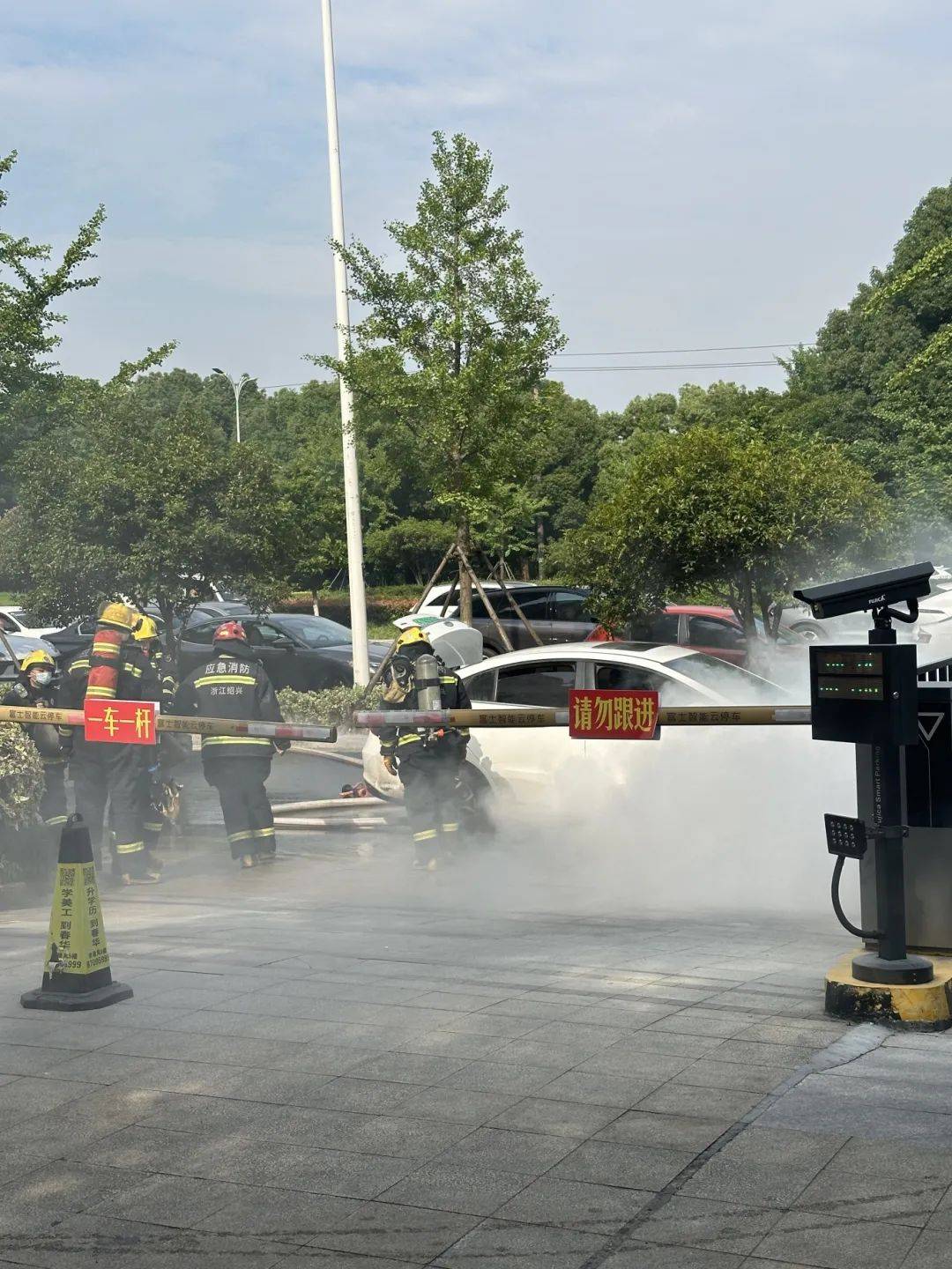 诸暨浦阳江一号门口.