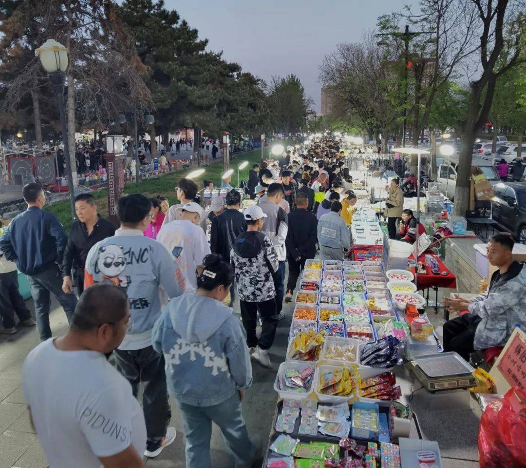 续的支起摊档每天下午五六点的时候这是属于辽阳夜市的喧闹锅炉的翻炒