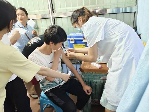 此次活动,共为270名在校学生完成乙肝疫苗接种,均无异常情况出现,疫苗