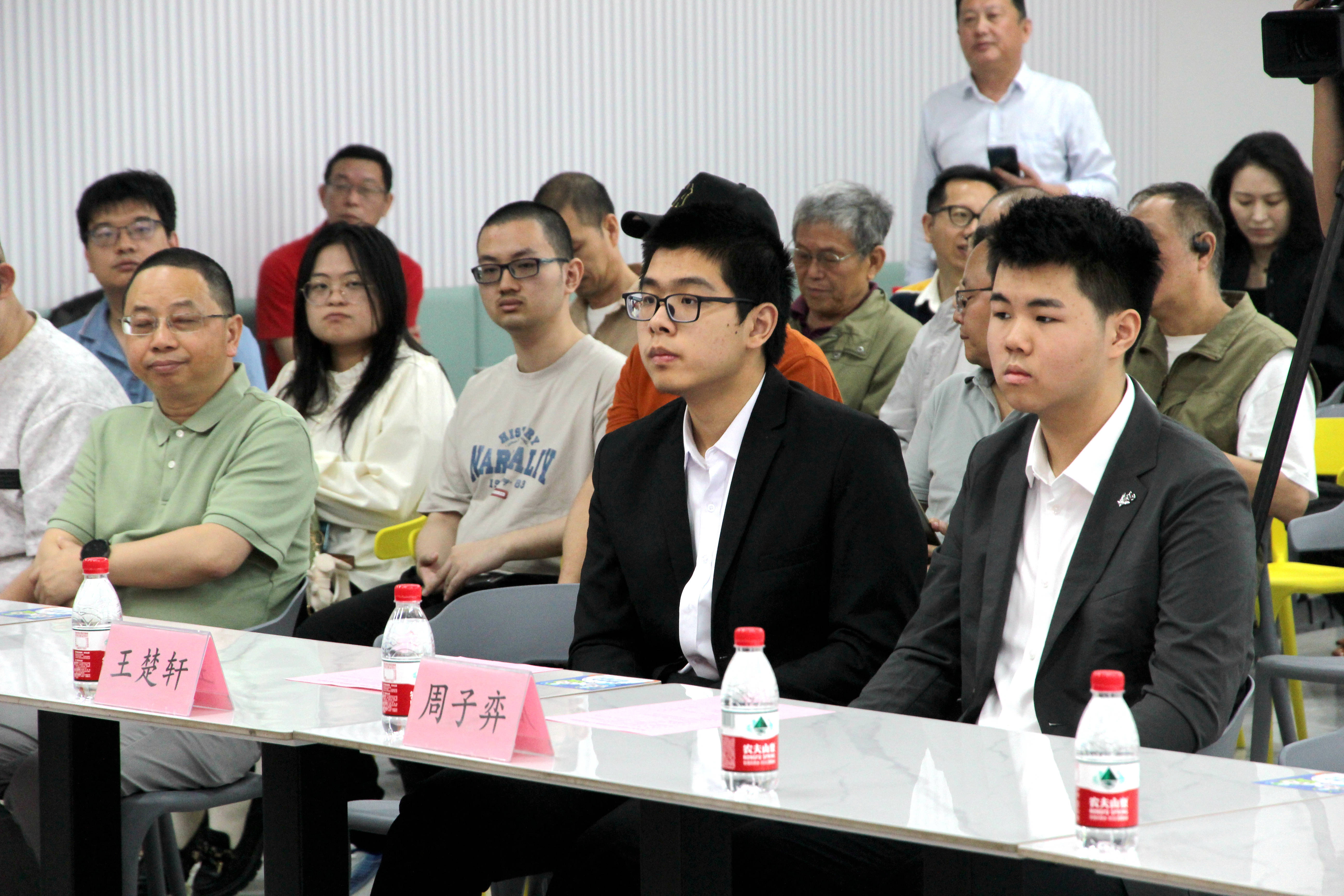 王楚轩(右二)与周子弈(右一)"新人王赛从开始举行