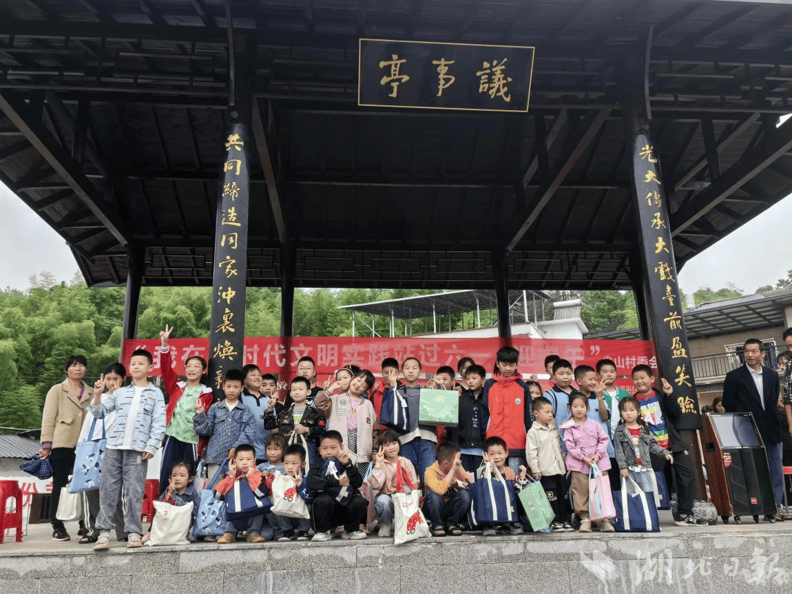 通城县五里镇尖山村开展"我在新时代文明实践站过六一·迎端午"活动