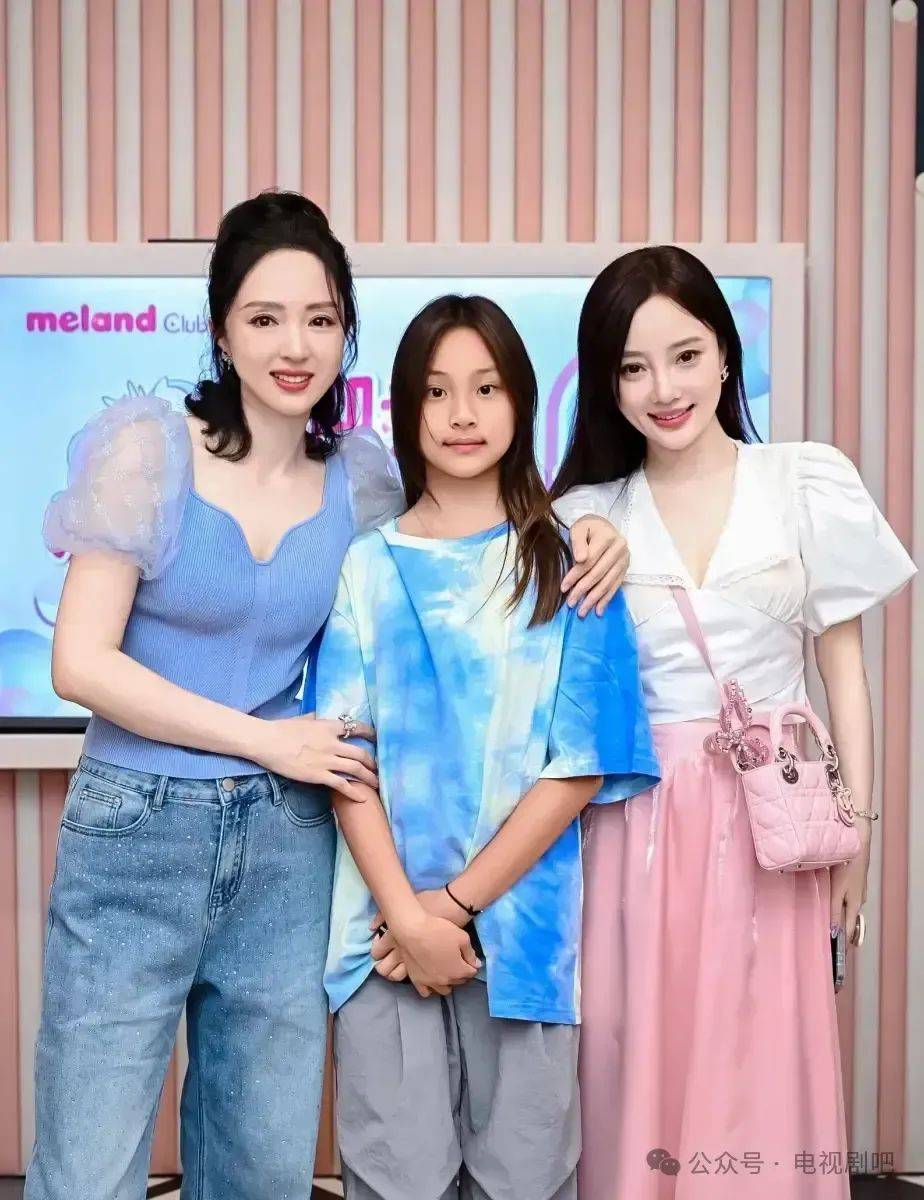 李小璐带甜馨参加董璇女儿生日会 与甘薇久违同框