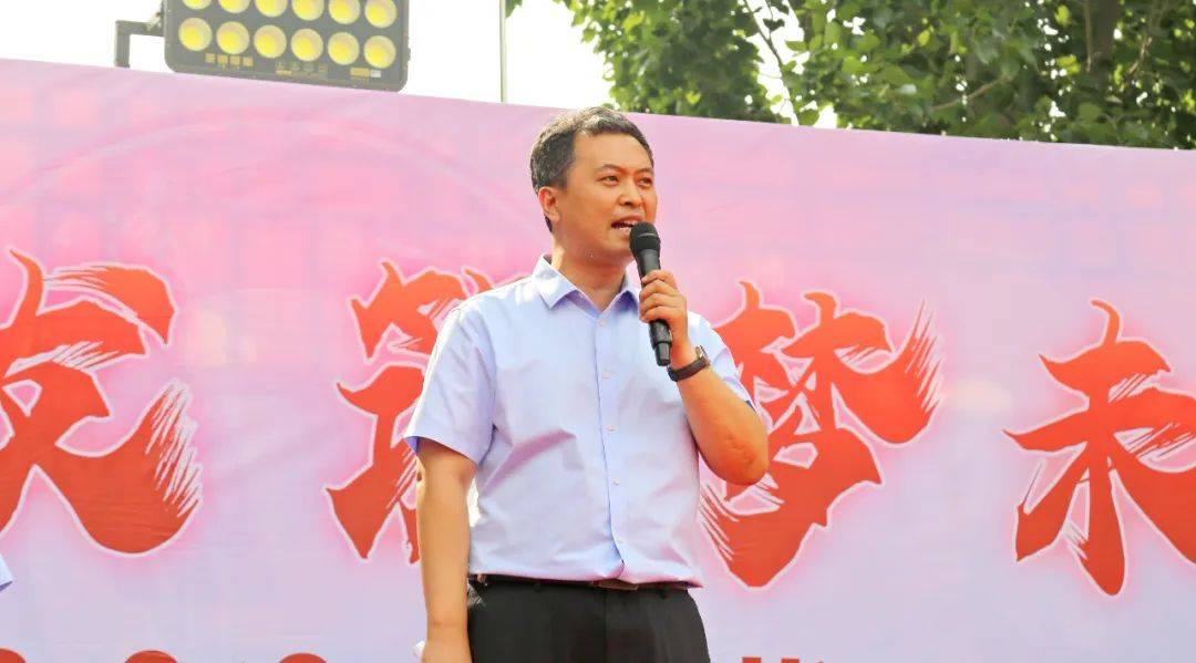 副校长李春亮在讲话中为同学们做了最后的高考指导,希望同学们带着