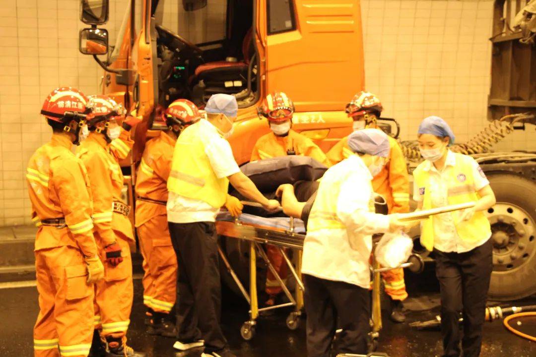 演练模拟在成功岭隧道宁波方向k48 150处,一辆核载36人的大客车因司机