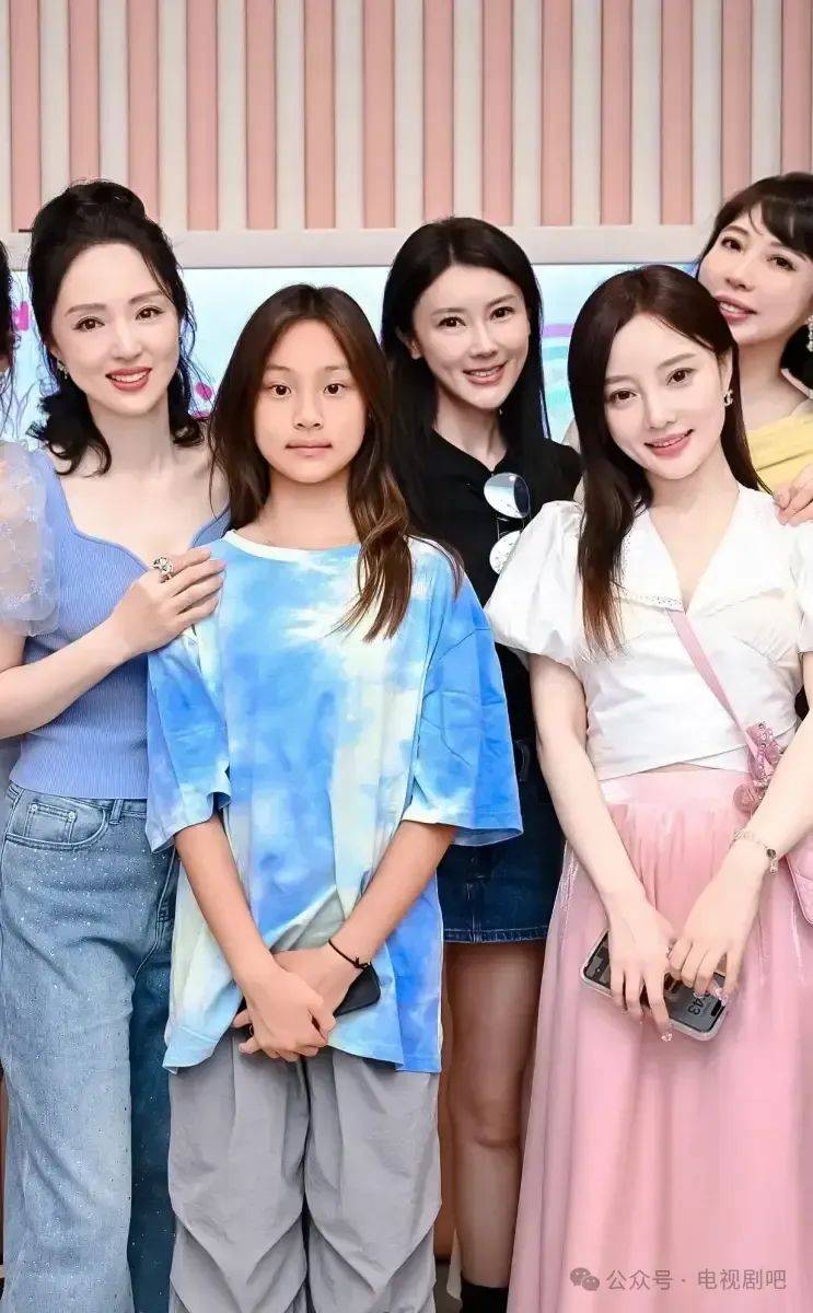 李小璐带甜馨参加董璇女儿生日会 与甘薇久违同框