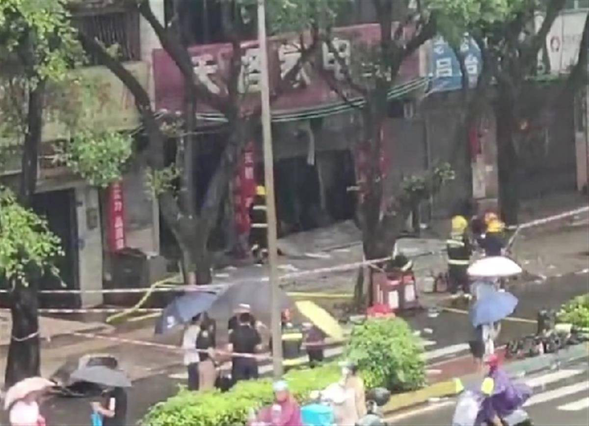 广西贵港一商铺发生火灾致2死1伤 一名消防员不幸牺牲 当地应急局