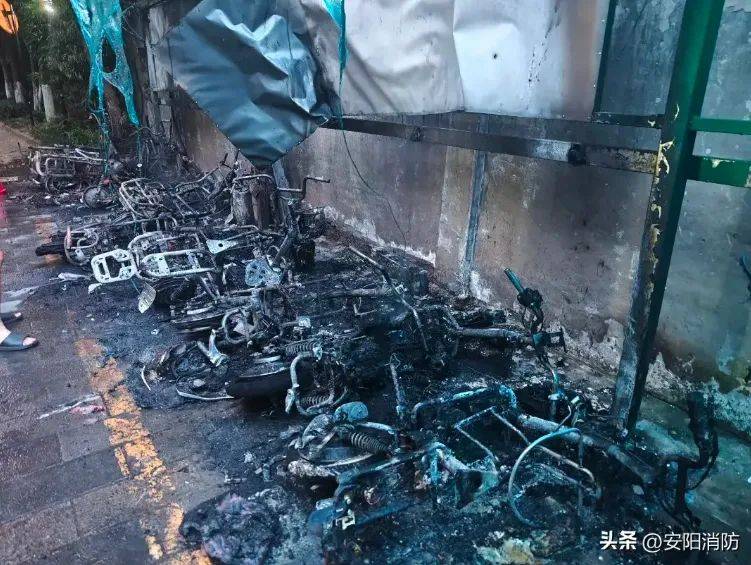 一小区车棚起火,12辆电动车被烧毁_火灾_蓄电池_显示