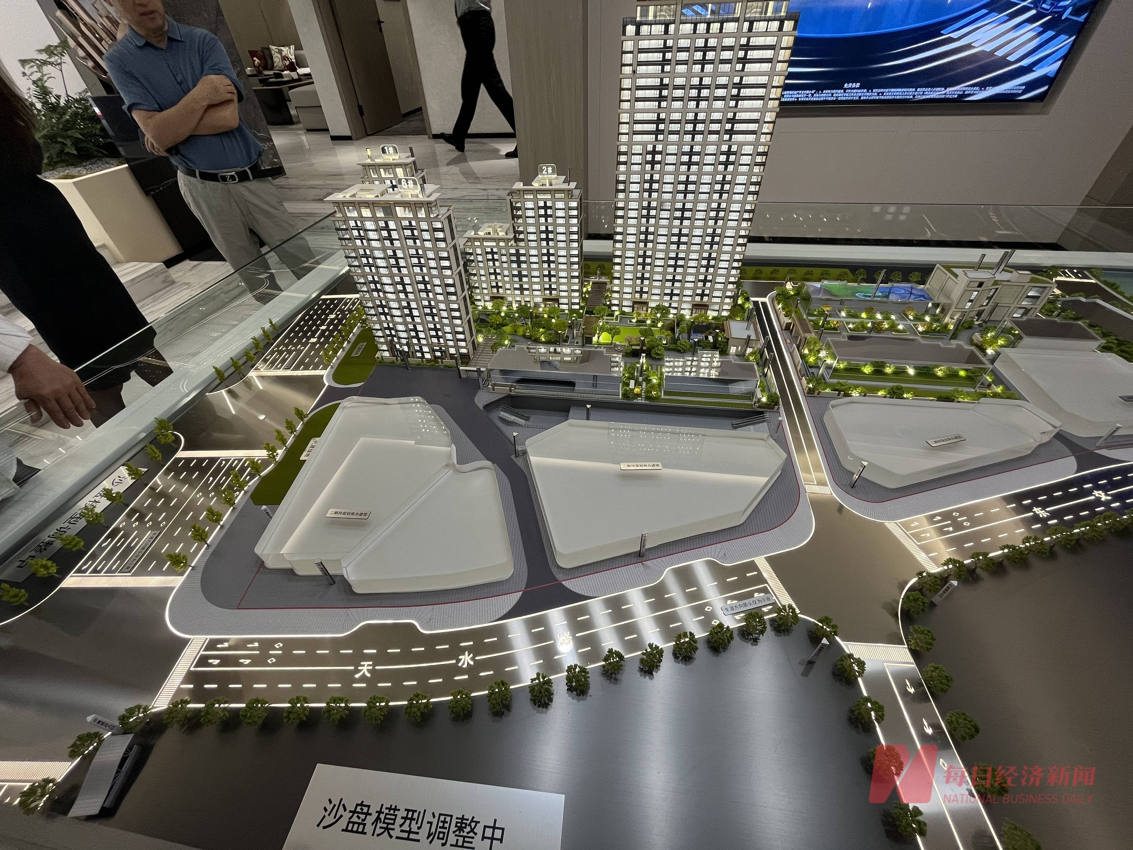"封顶大吉"四个大字,工地里不停有工人进出,塔吊上不时传来施工的声音