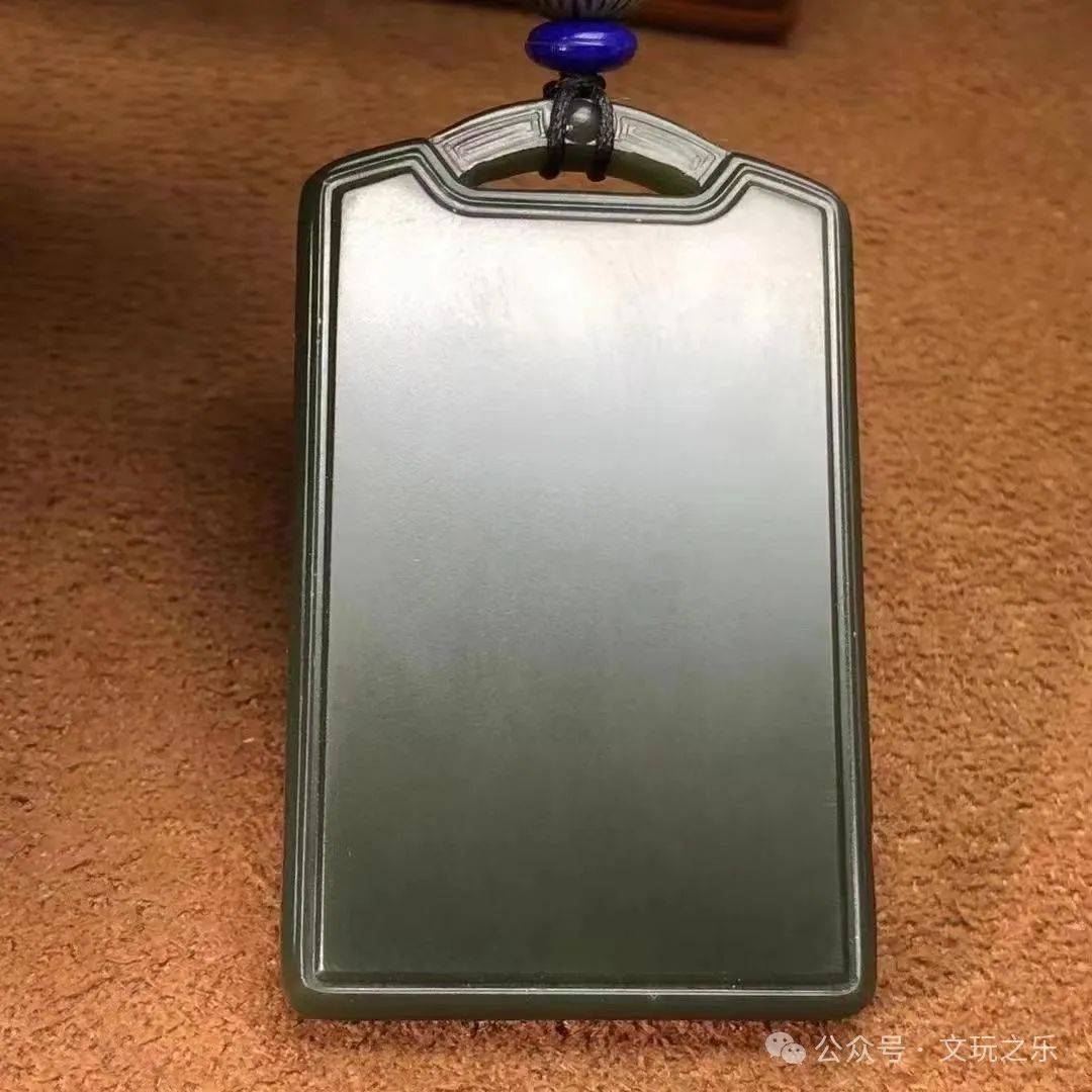 然而,青玉的价值并不仅仅体现在价格上,其质地,润度以及深沉内敛的