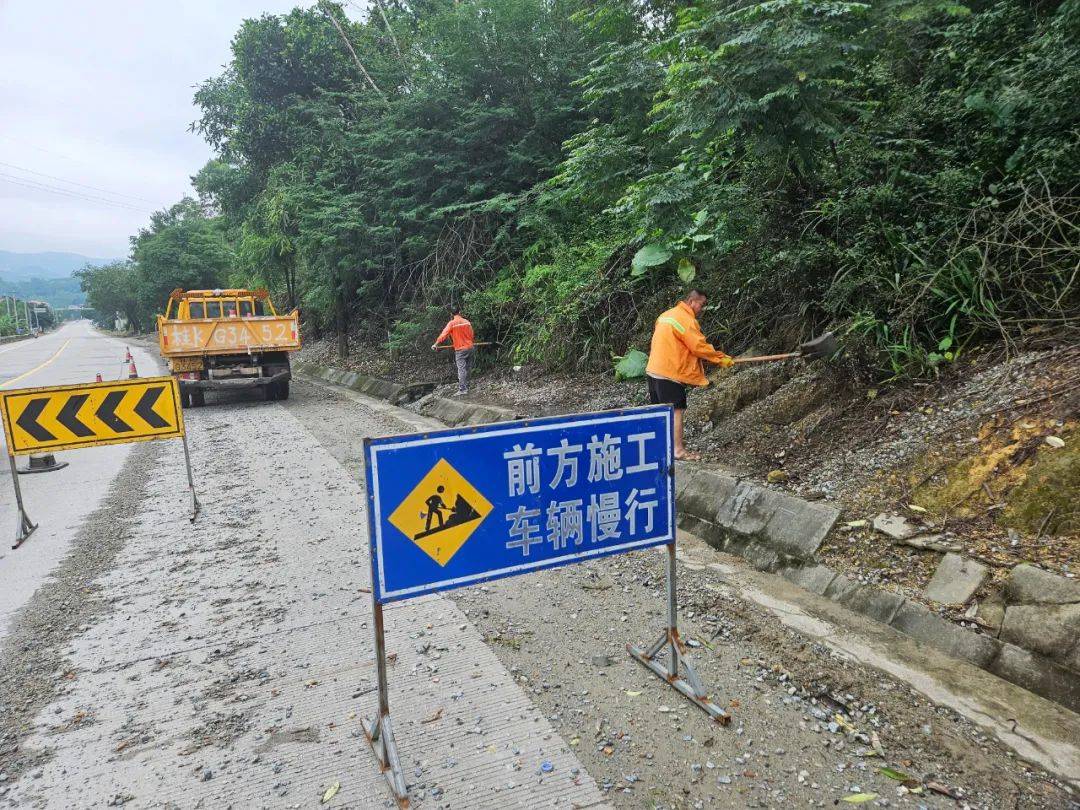 养护工人清理国道241线呼和浩特至北海公路k3406 400玉林市博白县松旺