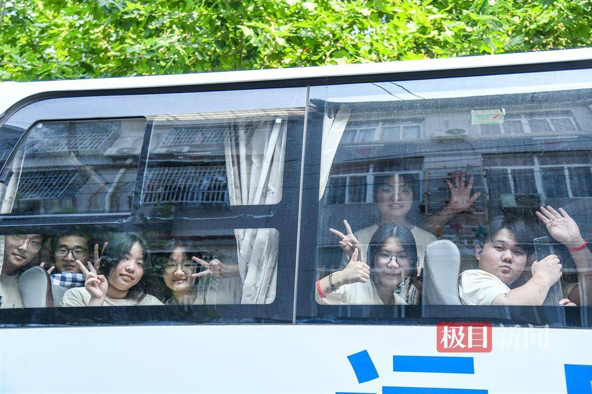 锣鼓喧天金榜题名,新洲二中门前万人自发送考