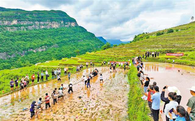 6月5日,丰都县栗子乡金龙寨村,村民在进行拔河比赛.