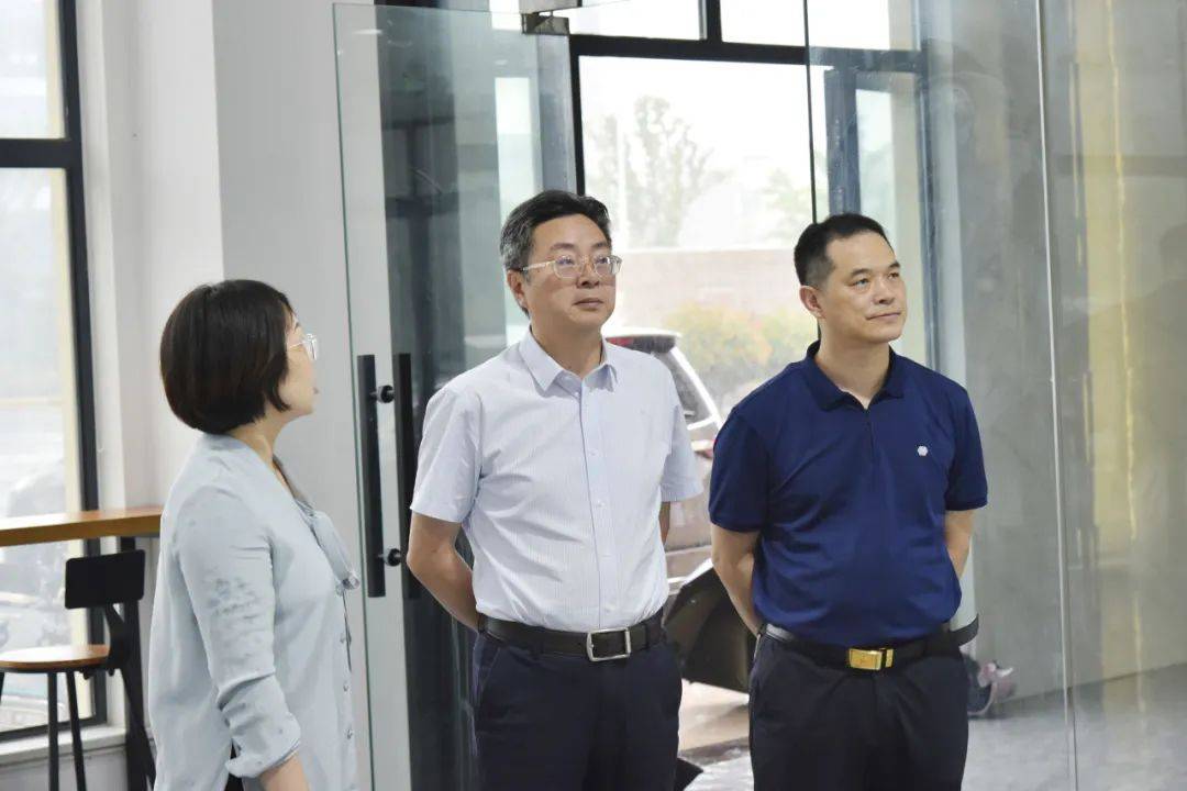 夏立新来区镇走访调研