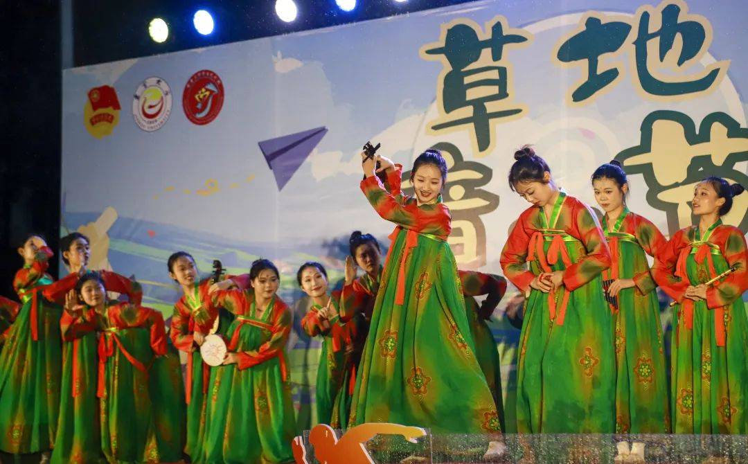 草地音乐节|不说再见!校园最后的雨夜我们在一起!_舞台_青春_观众