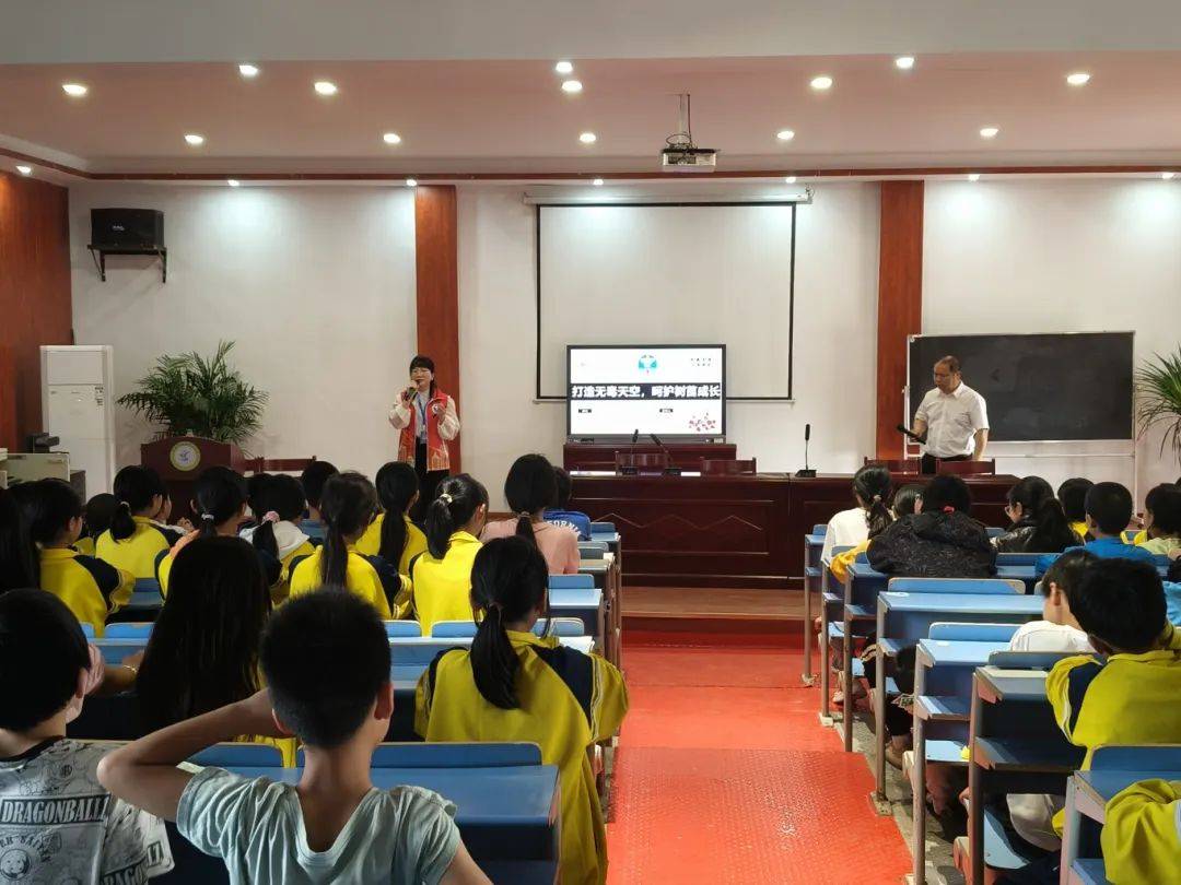 丰城市禁毒办联合辖区派出所走进东煌学校,给同学们上了一堂以"如何