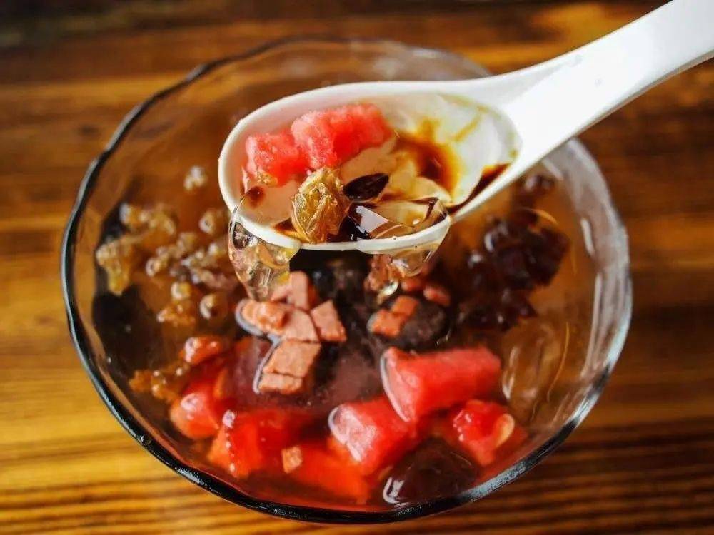 冰粉这样做,晶莹剔透鲜嫩爽口,热天来一碗,快乐似神仙