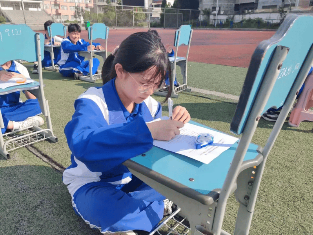 三穗二中:举办千人背默古诗文竞赛