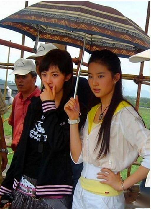 刘亦菲杨幂早期互相撑伞照,北电知名校友,两位曾经都是大美女