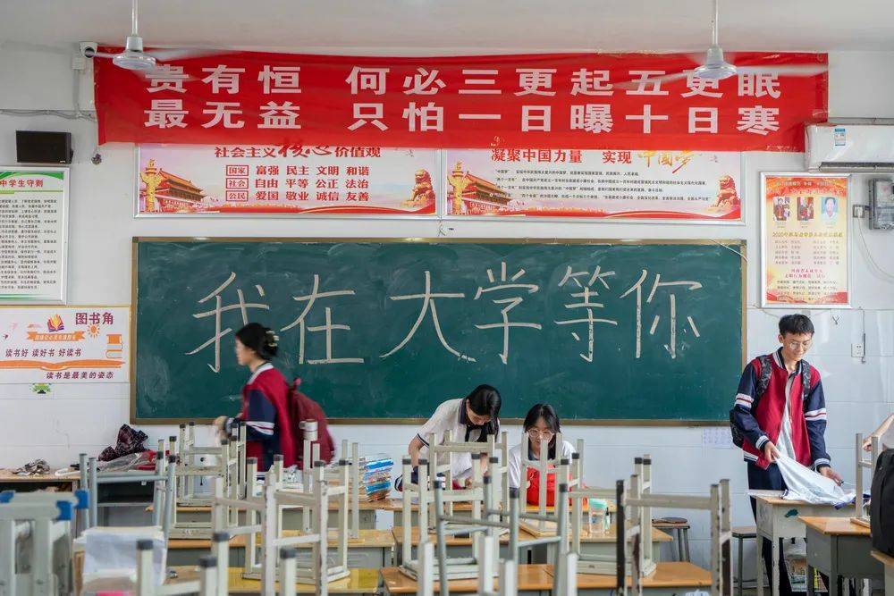 2024年6月5日,河南省驻马店市第二高级中学,上完最后一节课的高三毕业