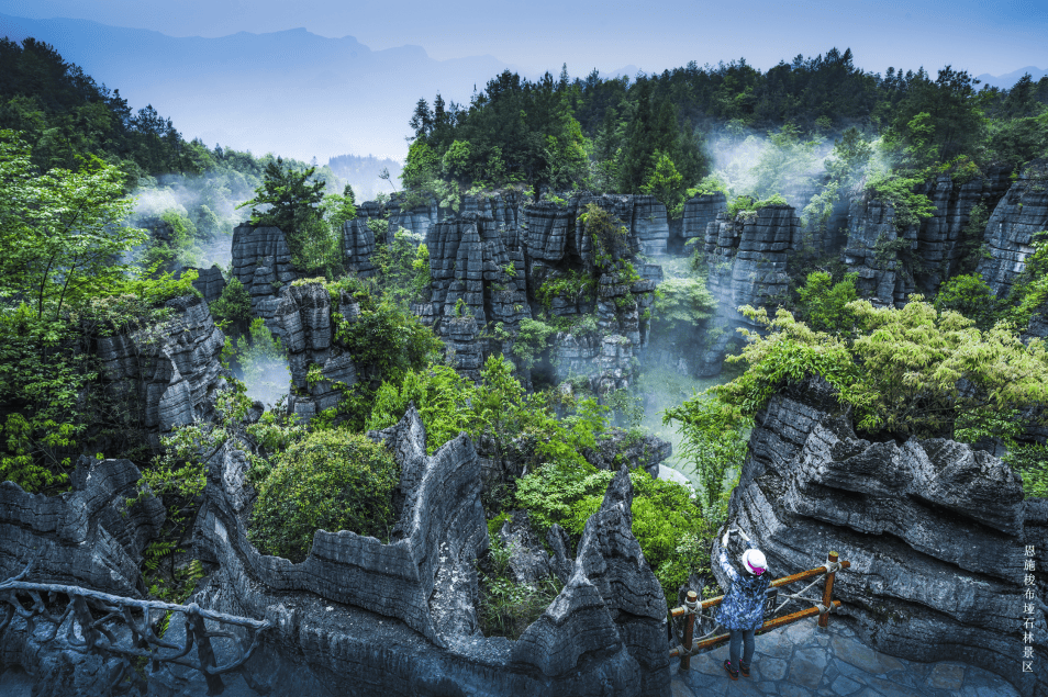 抖音获赞近600w,人生建议,奔赴"中国的仙本那"→,这个夏天跟住主持人