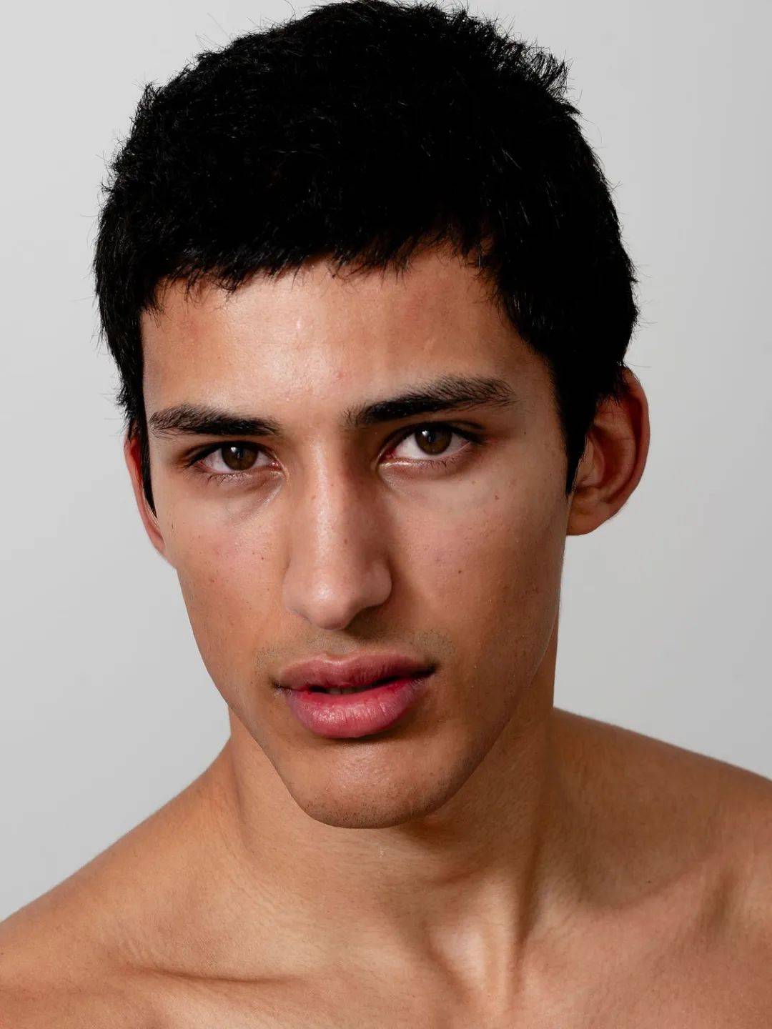 新的英国男模,脸蛋好美!