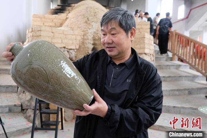 当日,2024慈溪市"柴烧龙窑"主题活动开窑仪式在上林湖青瓷文化传承园