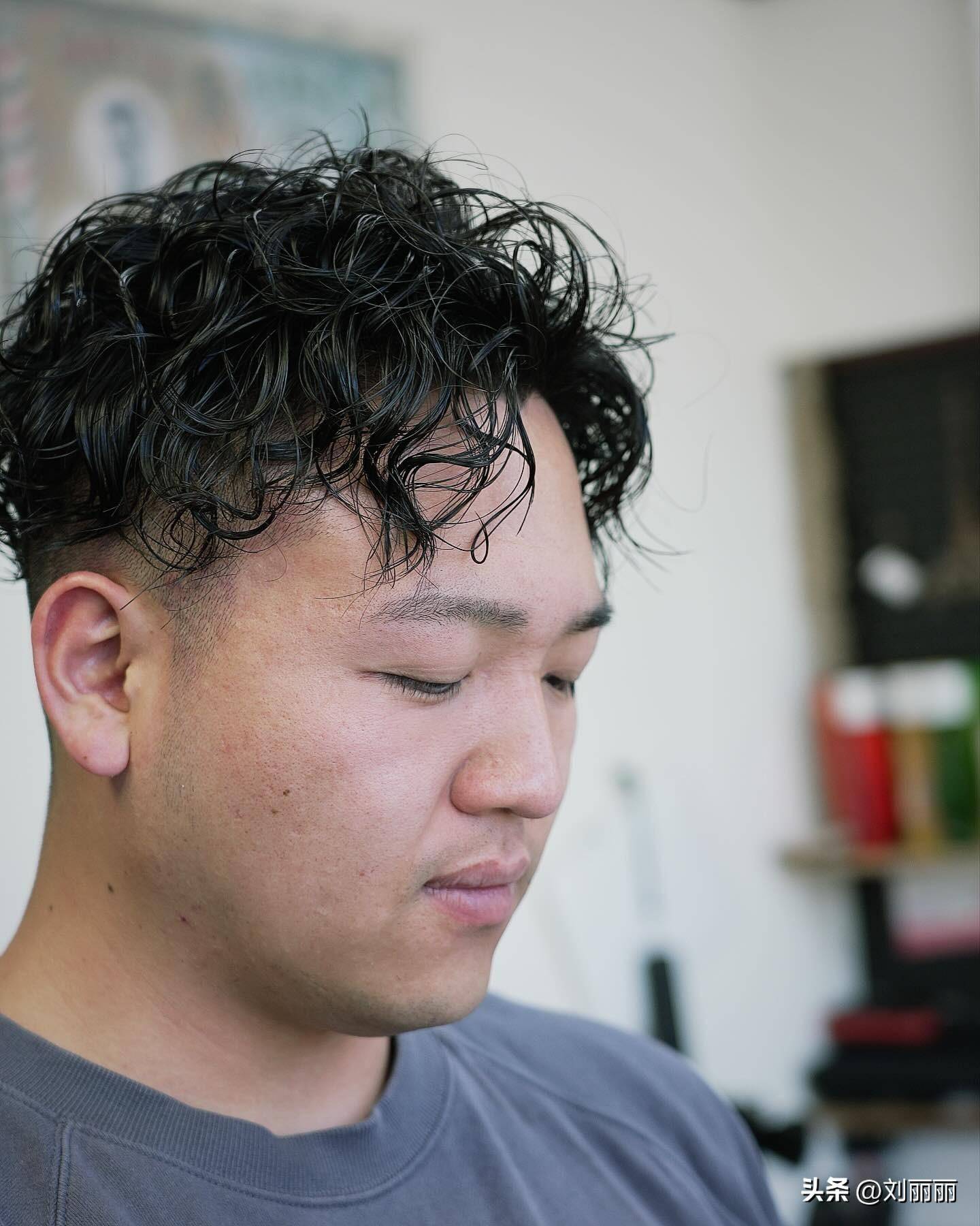 周边铲短头顶烫卷正流行男士新选择引领潮流风尚