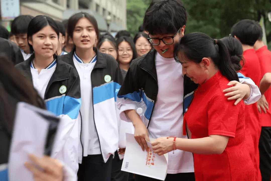 实验中学勇往直前,全力以赴,决胜高考激励他们竖起大拇指,比出胜利