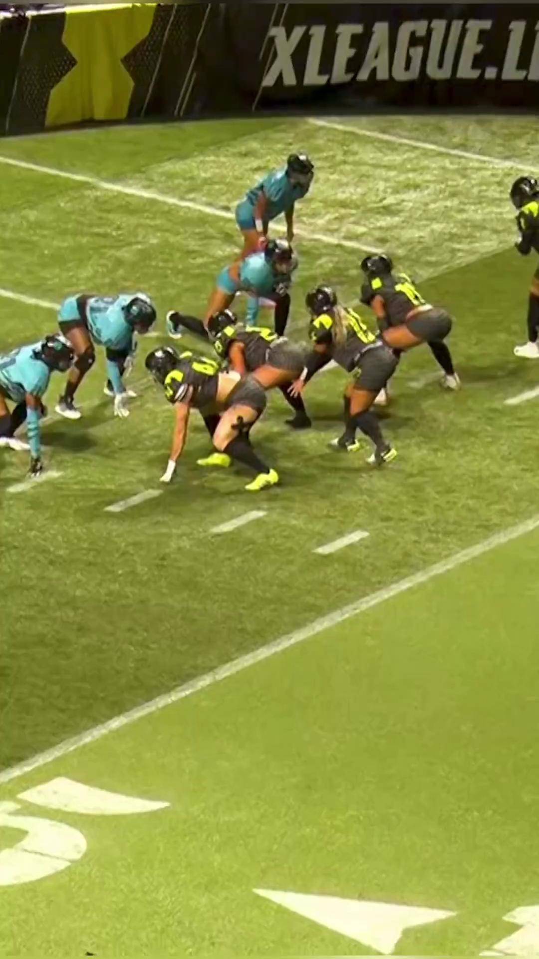 x- league女子职业橄榄球赛 来看看女子冲撞强度 比赛现场 美式橄榄球