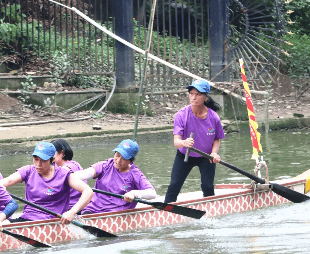 64岁舵手乘风破浪!东莞麻涌这支 "长辈级"龙舟队伍太飒了