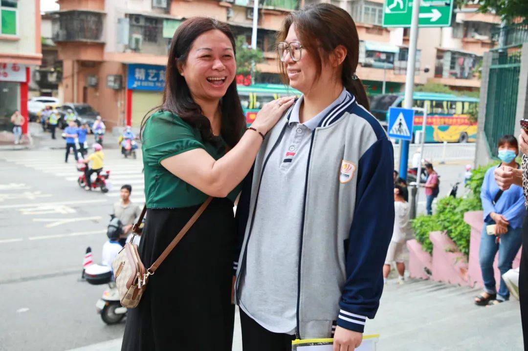 为提笔上场的学子们老师,家长们▲在高要一中考点,考生走过得胜门,和