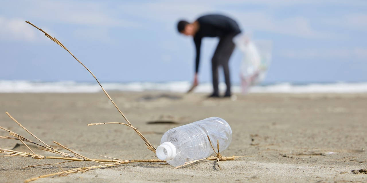 地市城镇建成区毗邻的65个海湾开展为期三年的拉网式海洋垃圾清理行动
