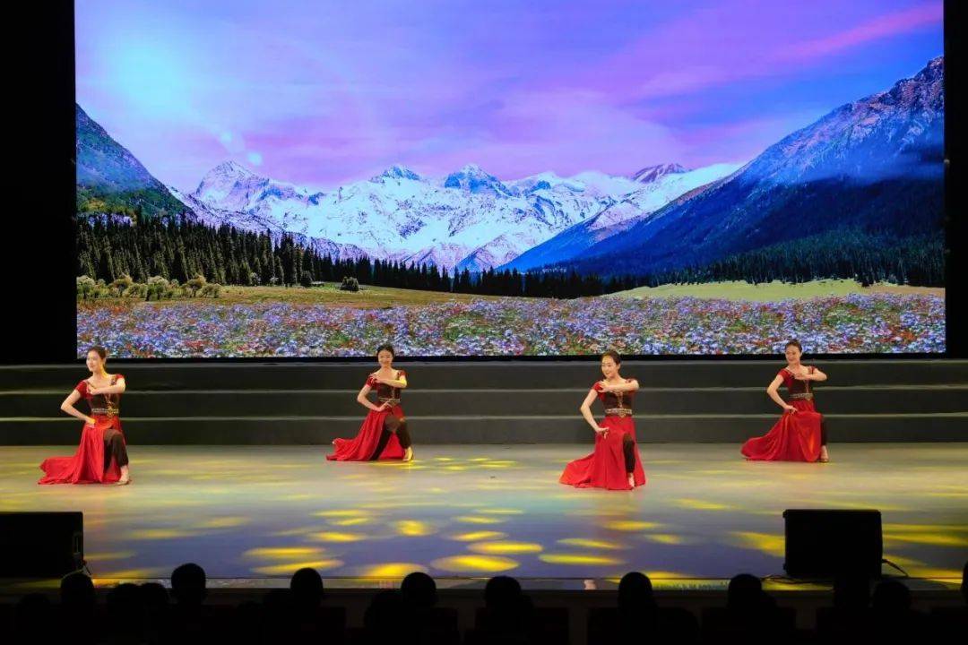 为战而歌!解放军文化艺术中心文艺轻骑队"点燃"校园