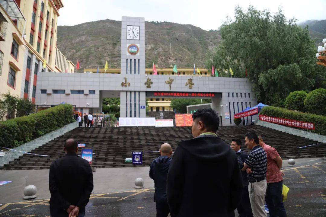 为了确保高考的顺利进行,小金中学做了充分的准备工作.