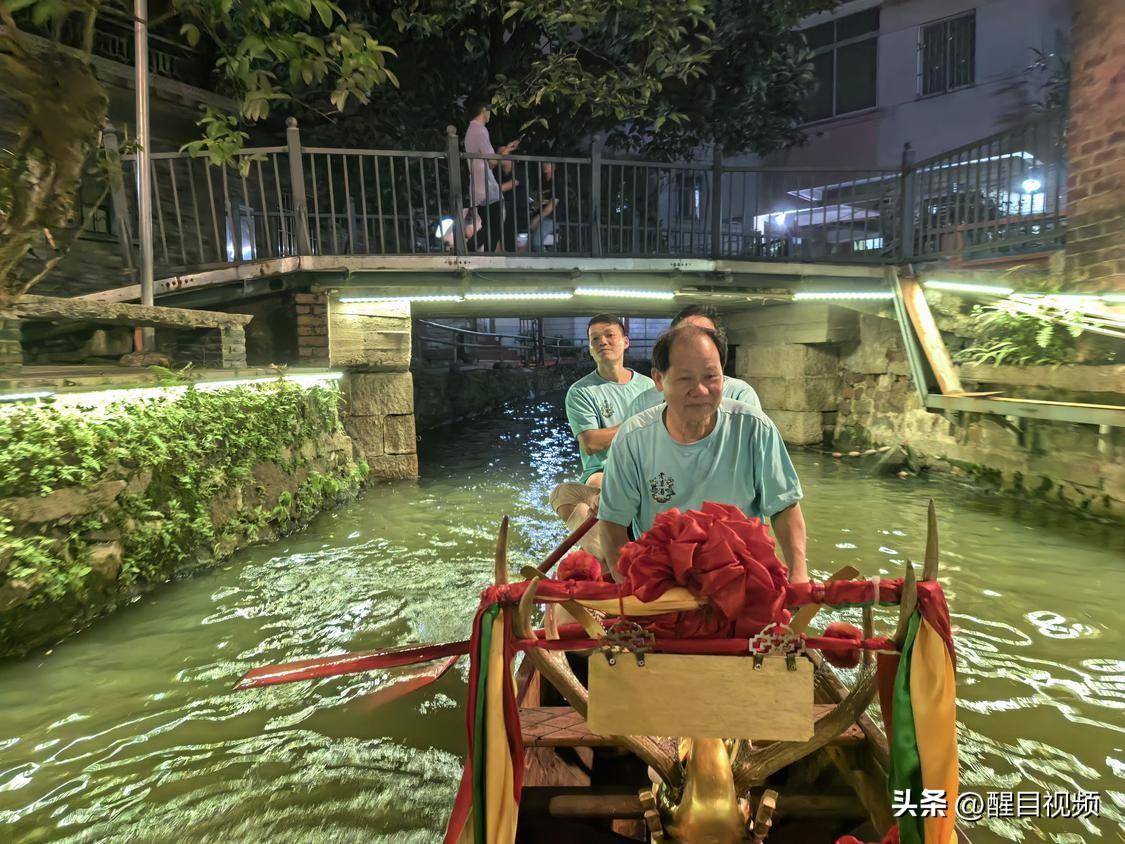 "龙"的传人:龙船漂移"控制中心" 掌舵者"御龙"有道