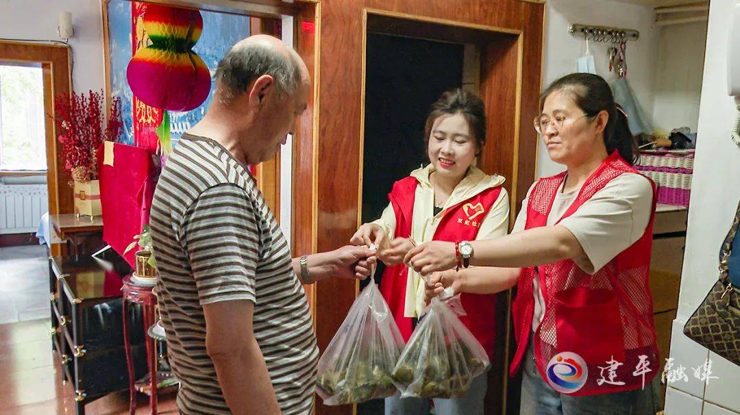 随后,志愿者来到叶柏寿街道育才社区,为辖区部分困难家庭和退役军人