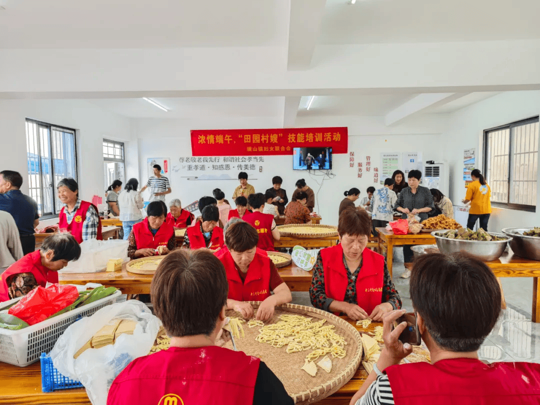 其中,妈妈的味道添饭香行动通过在爱心食堂为当地村嫂志愿者开展